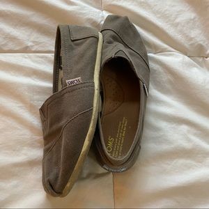 Women’s gray Toms
